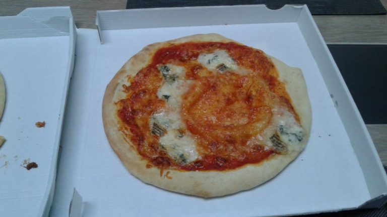une pizza minuscule garni 768x432