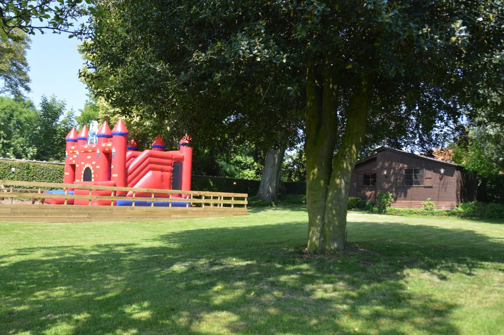 buiten spelen springkasteel