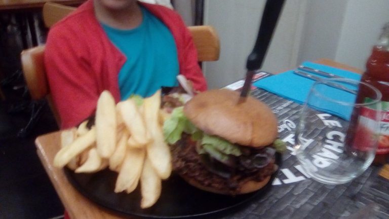 burger avec ses frites 768x432