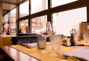 salle de restaurant chaleureux 300x205