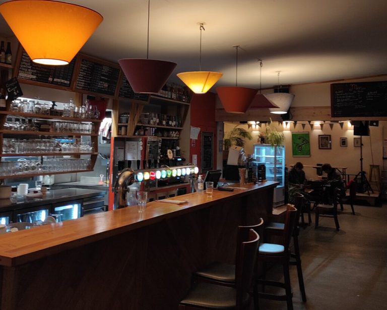 un bar agreable et de 768x614