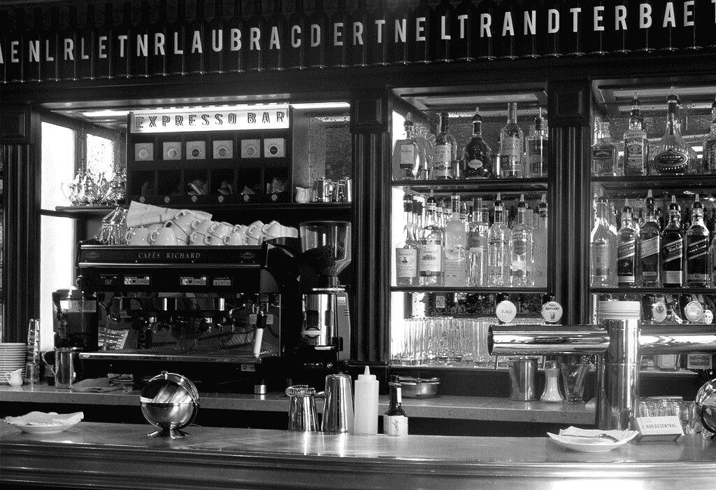 bar en noir et blanc