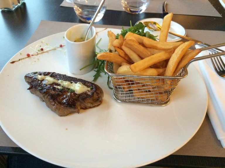 carne grelhada com molho 768x576