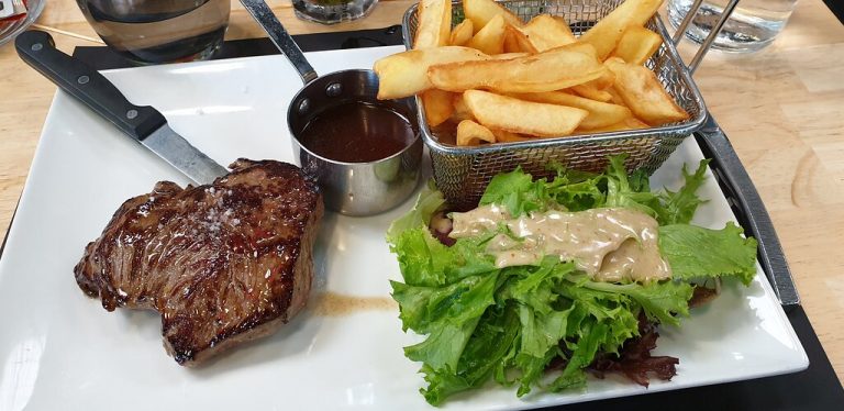 le 310 a table 768x374