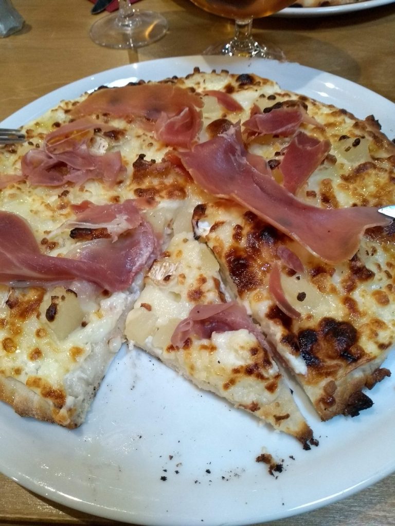 pizza met geitekaas en 768x1024