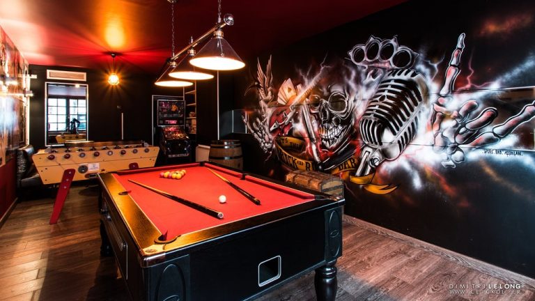 salle de jeu avec billard 768x432