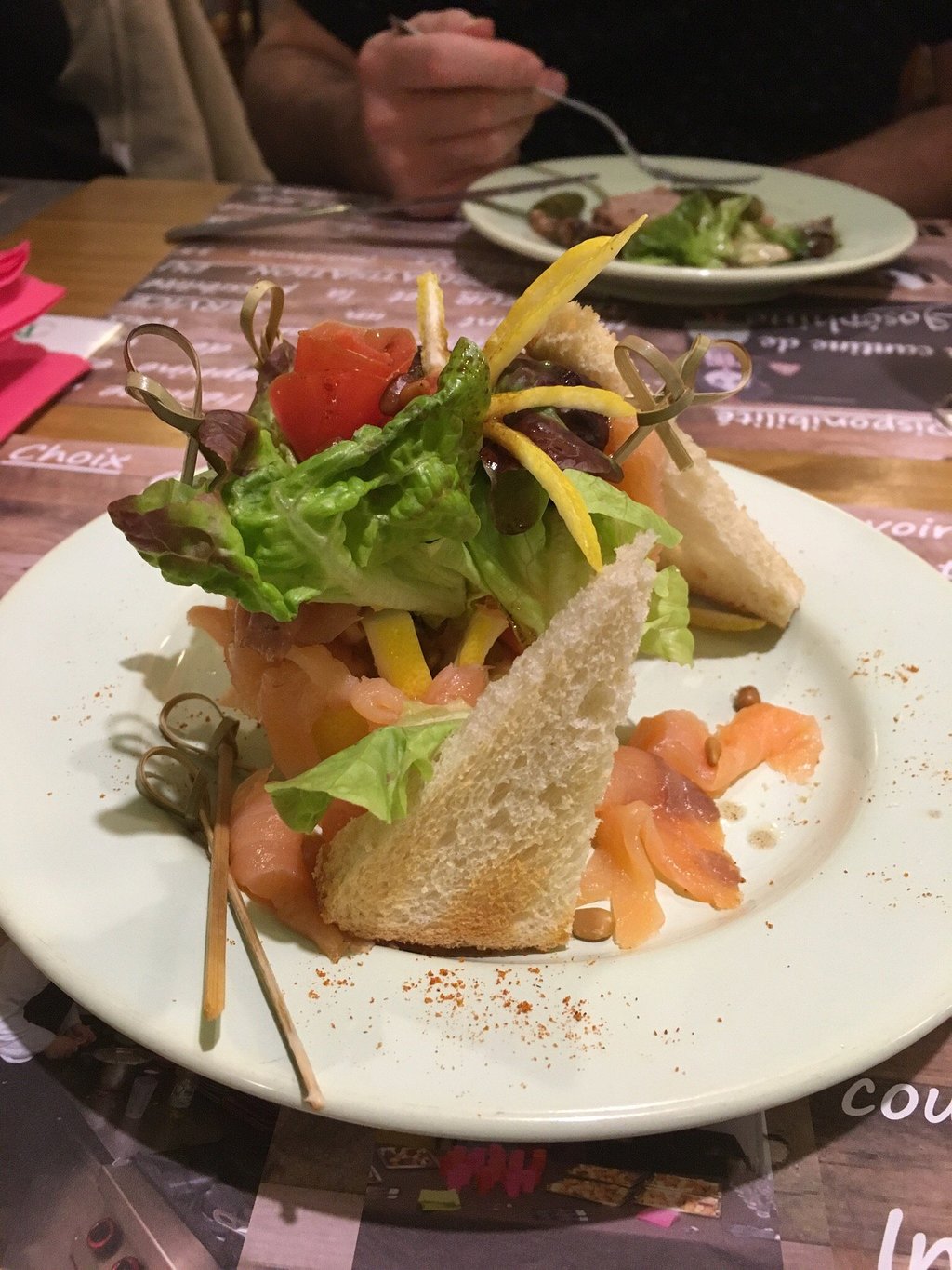 saumon fume sur mesclun