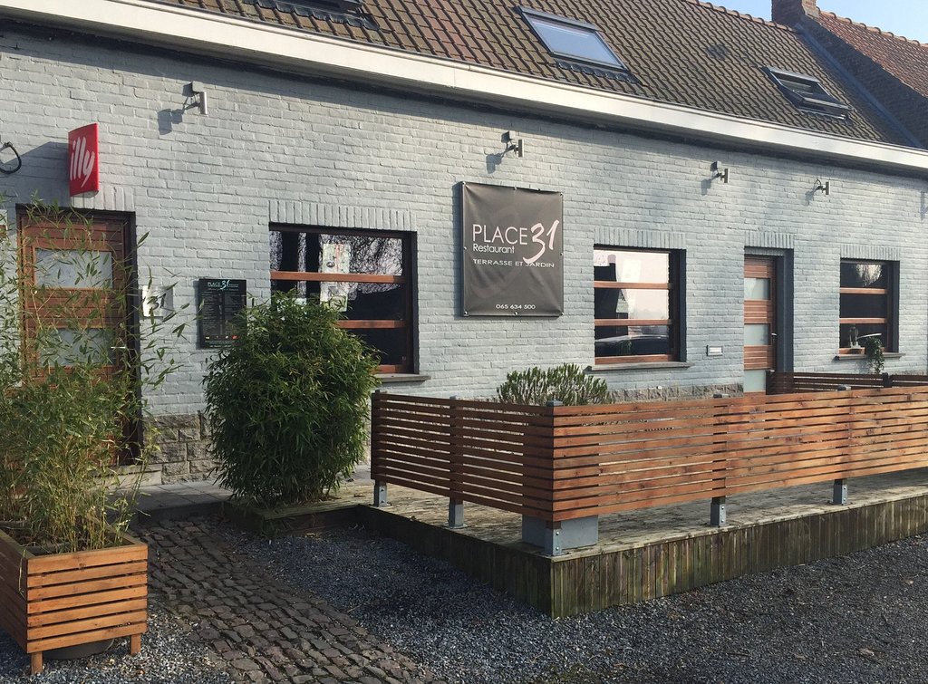 sur la superbe place