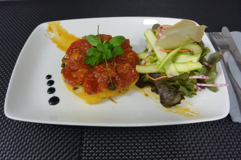 tatin de polenta et tomates 768x510