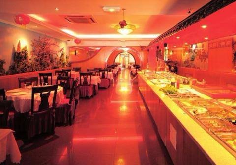 une salle tout en longueur